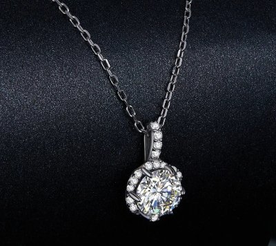 Колие с медальон от масивно сребро 925 с мойсанит - Страстна