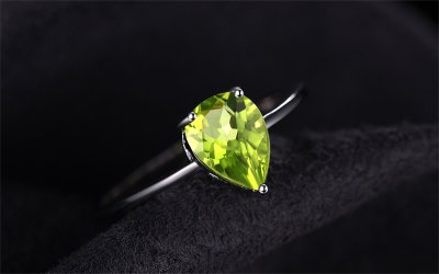 Комплект - колие, медальон, обеци и пръстен от масивно сребро с перидот "Гора"